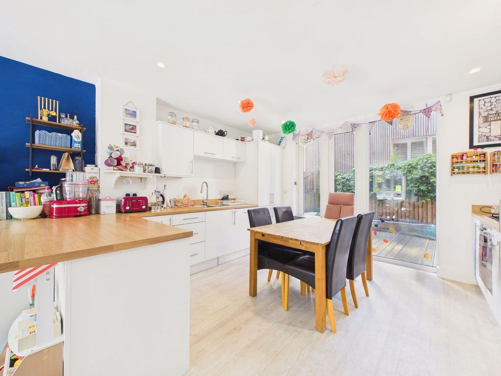 Property photo 3 of 12 Dining Kitchen