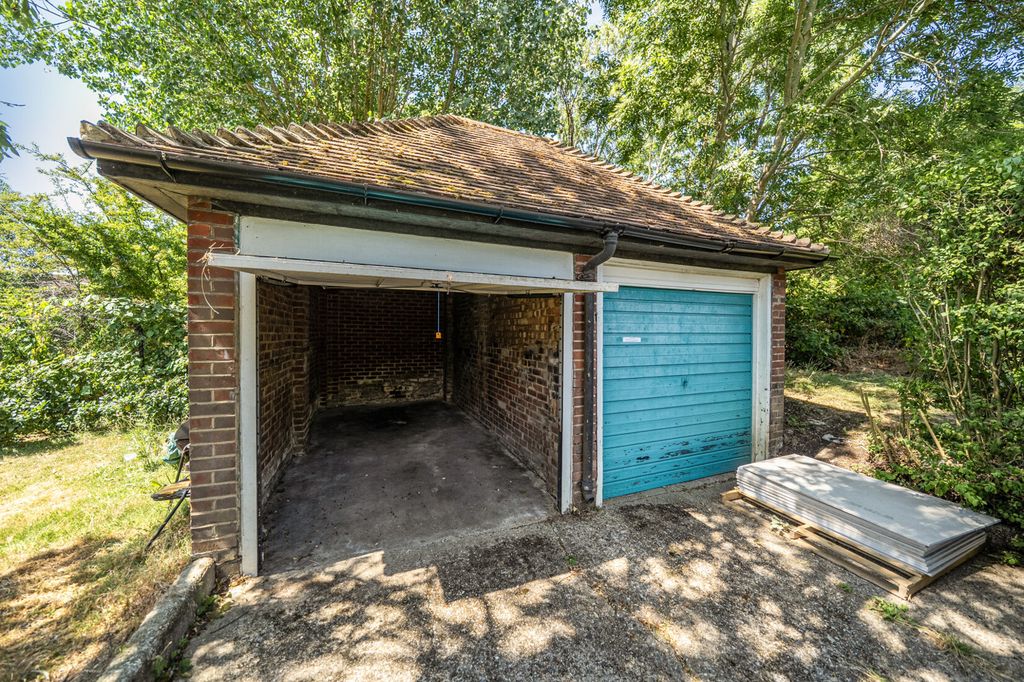 Property photo 2 of 10 Garage