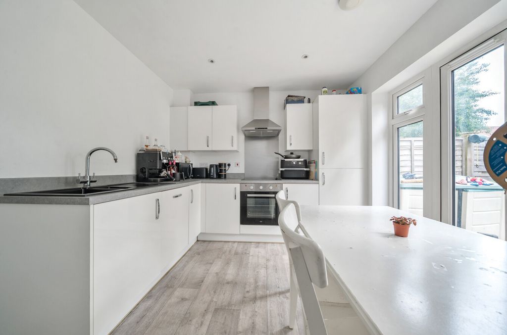 Property photo 1 of 13 1481061-10-6A3E55...