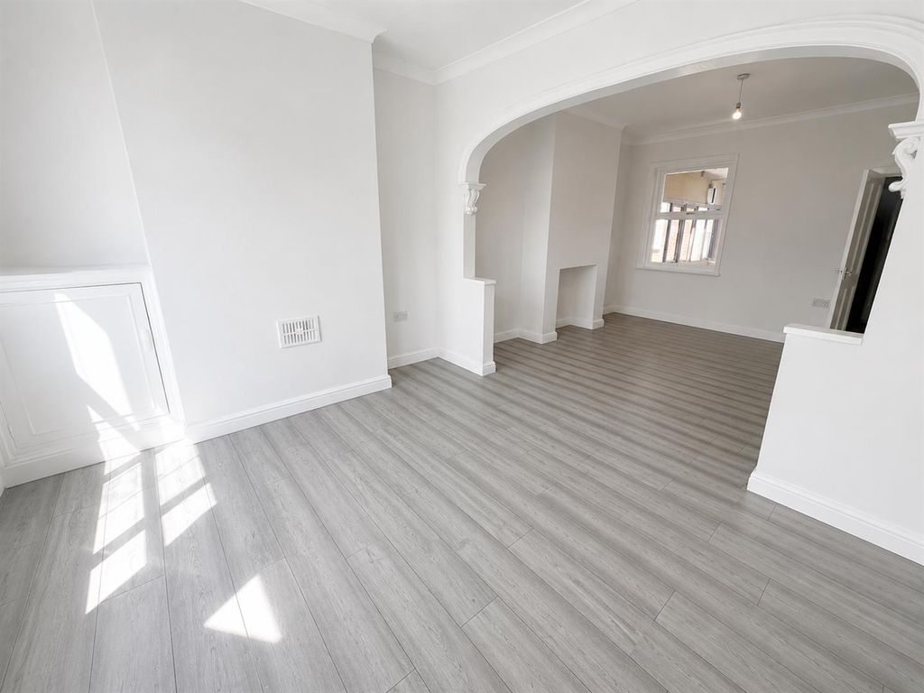 Property photo 2 of 12 1