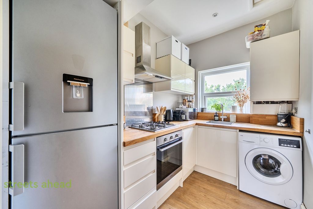 Property photo 3 of 16 B693E40c-657A-4Fb...