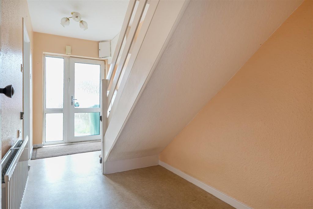 Property photo 3 of 18 Entrance Hall