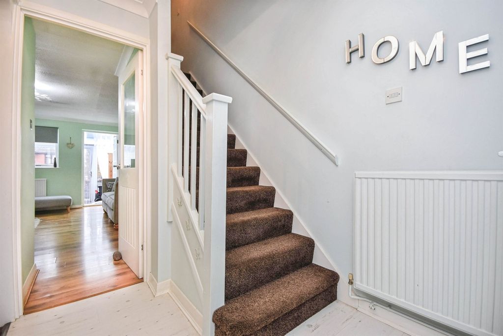 Property photo 2 of 11 Entrance Hall