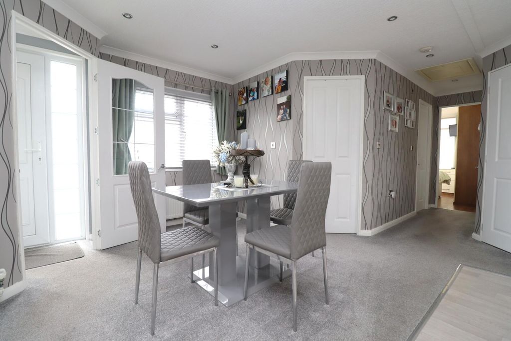 Property photo 3 of 33 Dining Room
