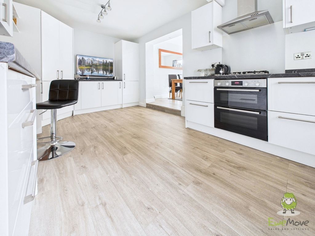 Property photo 2 of 29 Cam01543G0-Pr0160-Still011