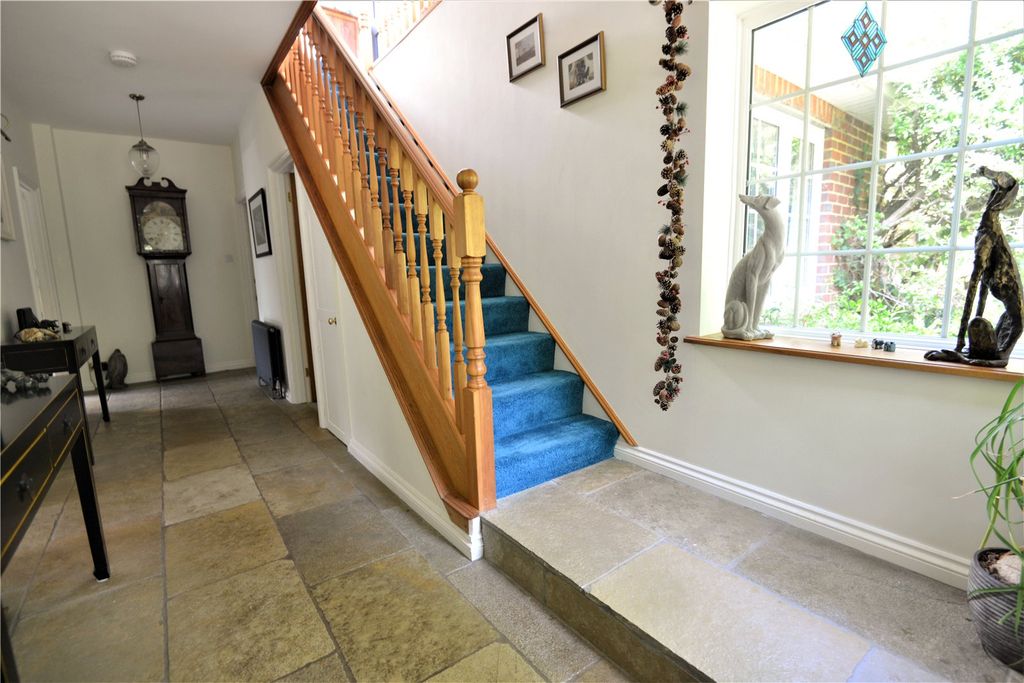 Property photo 3 of 19 Entrance Hall