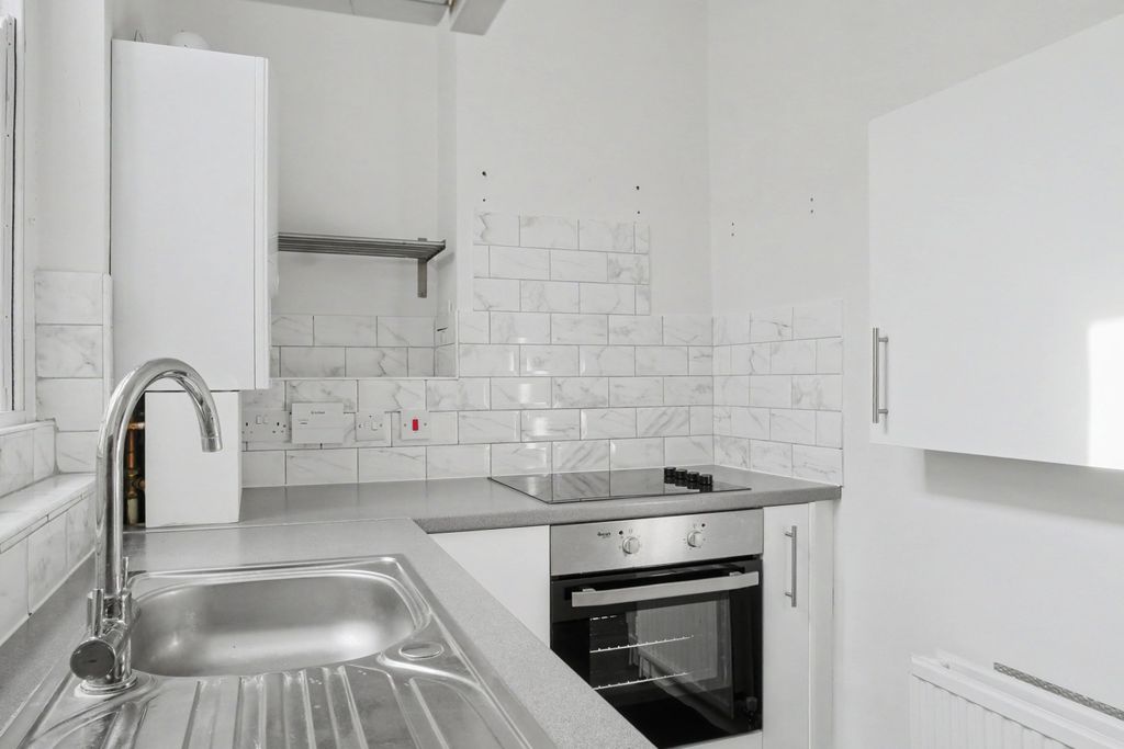 Property photo 2 of 15 203B Uxbridge Road, London, W12 9Dh