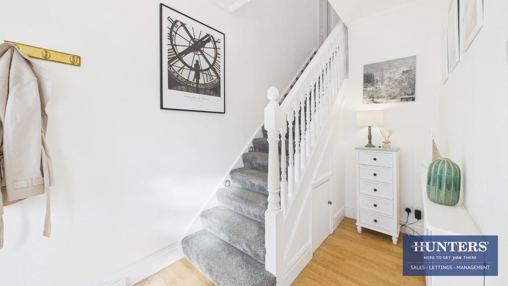 Property photo 2 of 17 Hallway