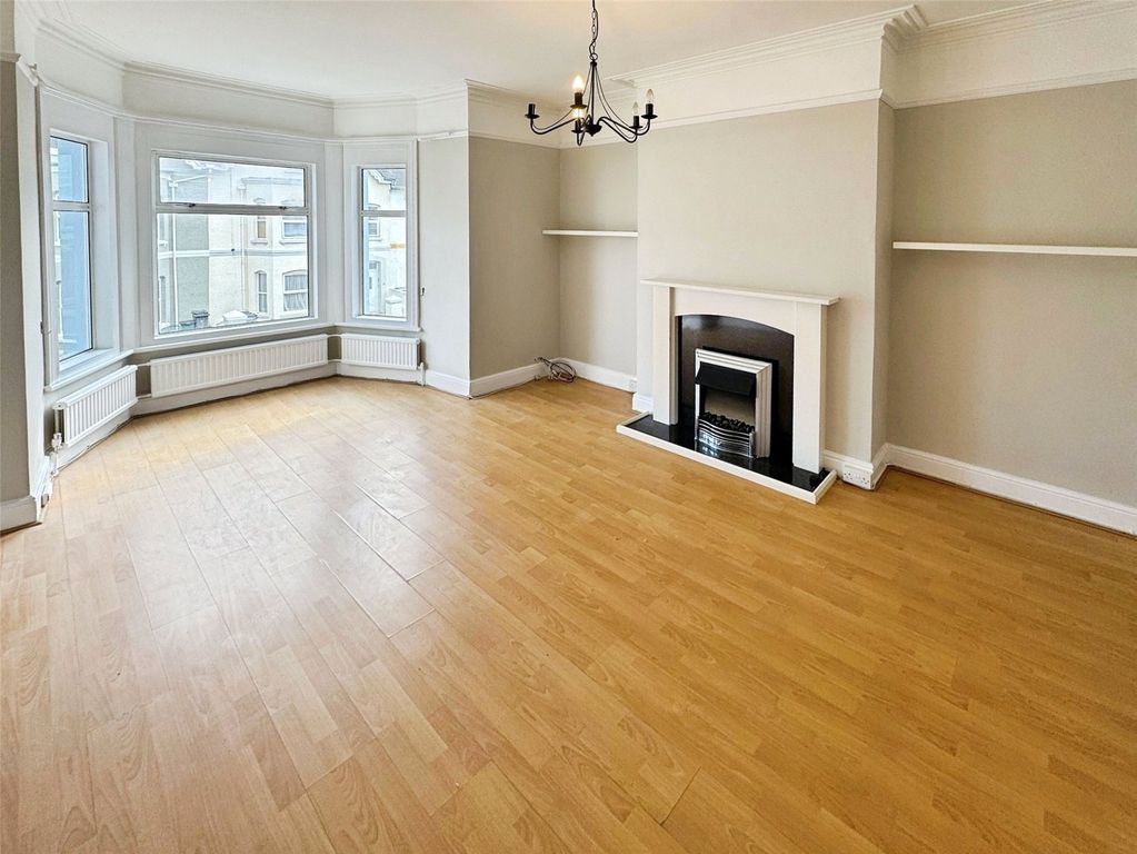 Property photo 2 of 11 Lounge