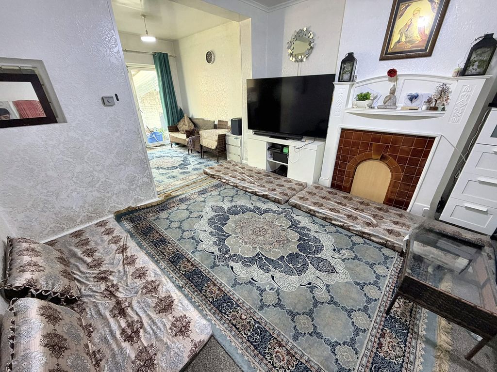 Property photo 1 of 10 4 Bed Semi-Detached House To Rent Hanworth Road, Whitton Tw4 5Nu