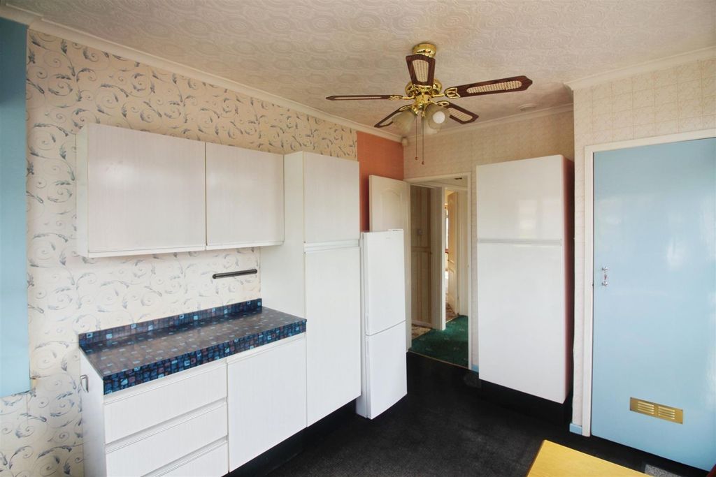Property photo 2 of 12 Kitchen