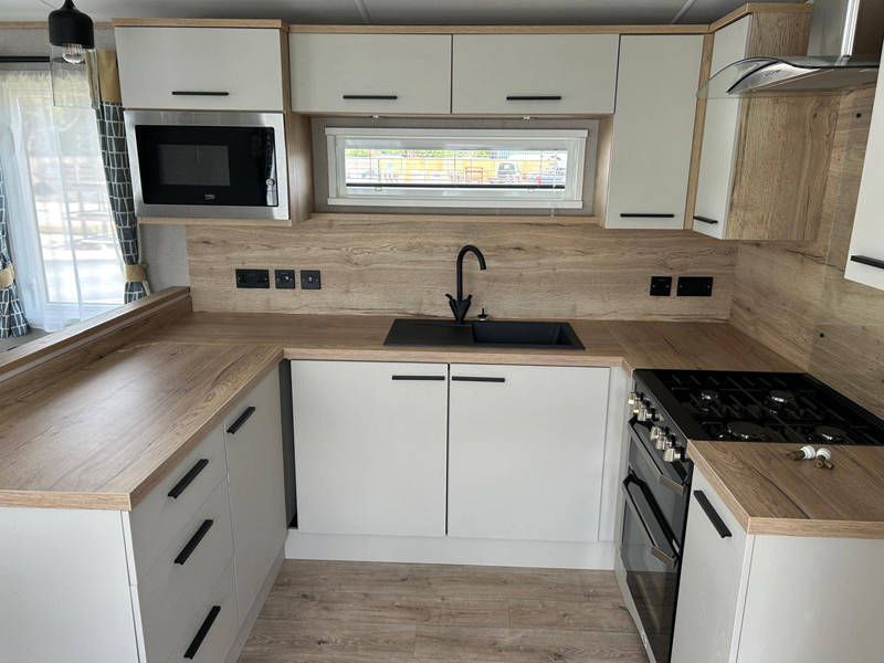 Property photo 3 of 21 Kitchen