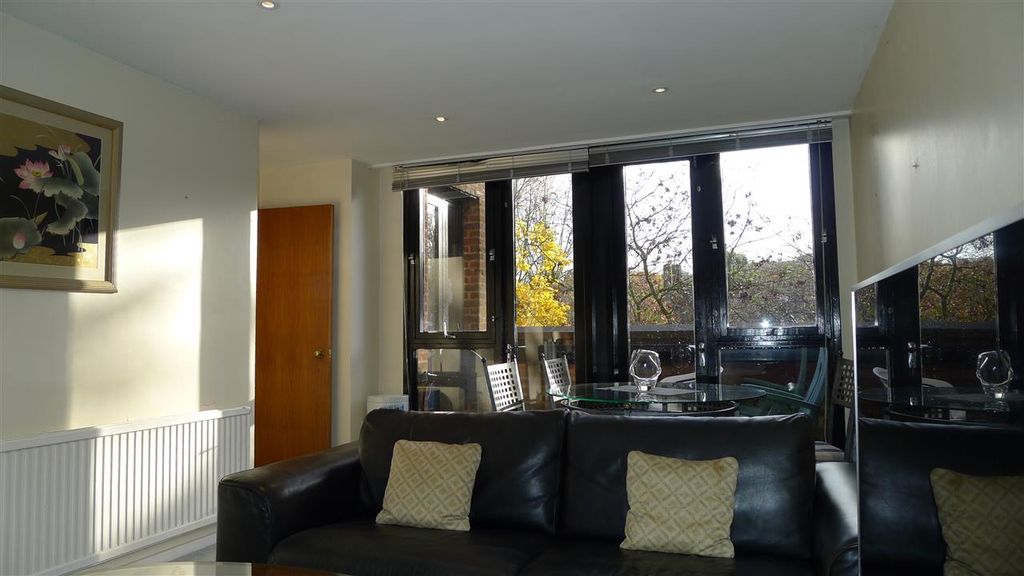 Property photo 2 of 12 Lounge/ Balcony