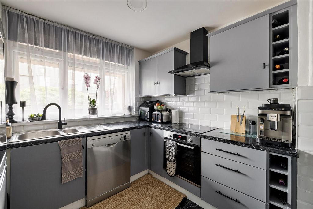 Property photo 3 of 24 Aldriche Way, E4