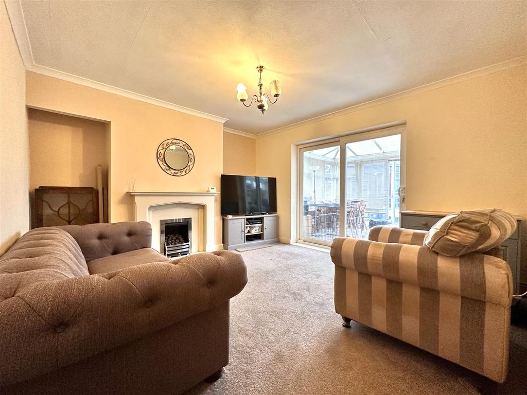 Property photo 2 of 22 Large Living Room 808