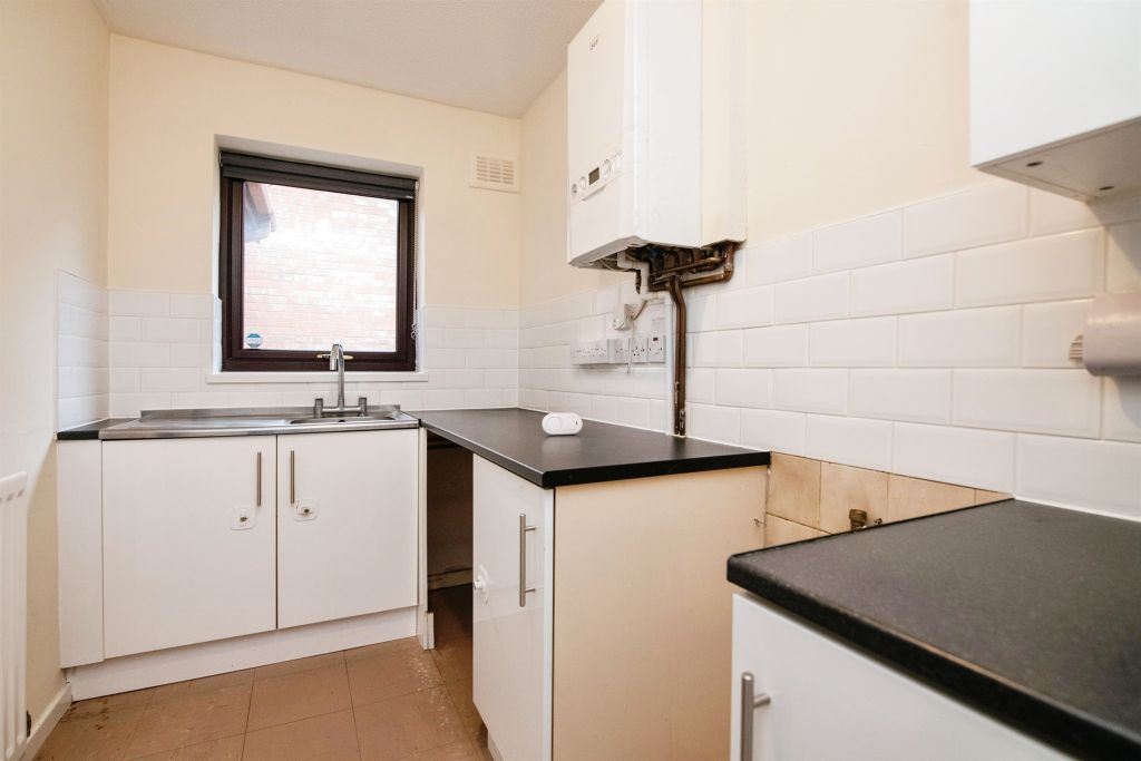 Property photo 3 of 16 Kitchen