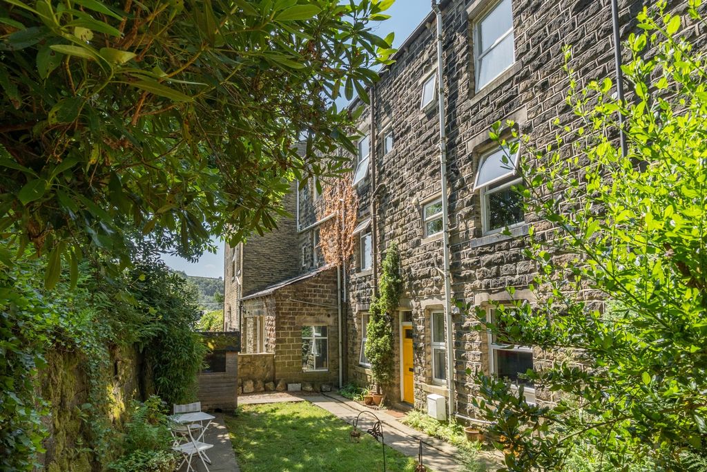 Property photo 1 of 18 External