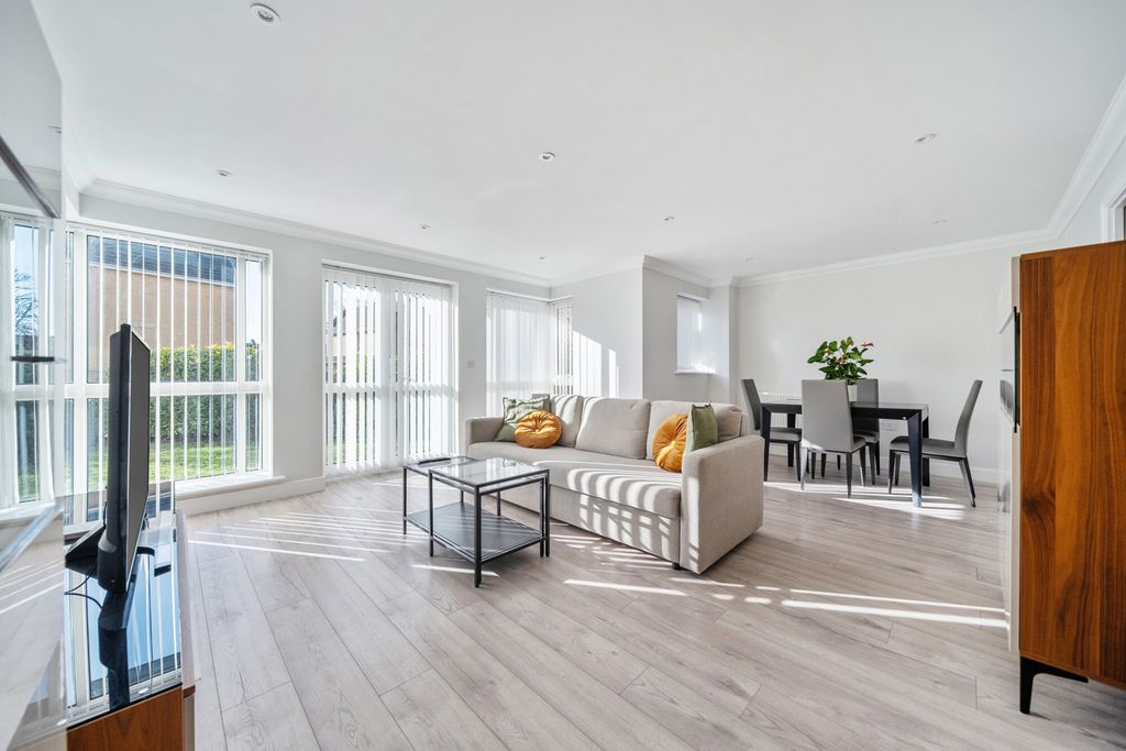 Property photo 2 of 22 Lounge