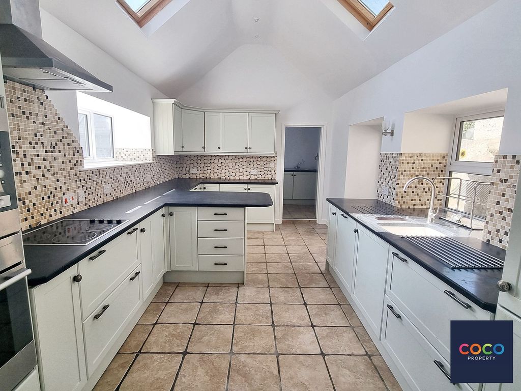 Property photo 3 of 12 Kitchen