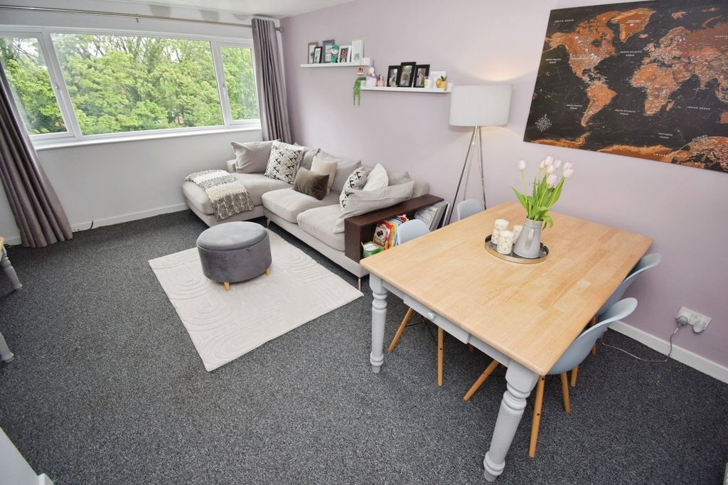 Property photo 3 of 18 Living Room