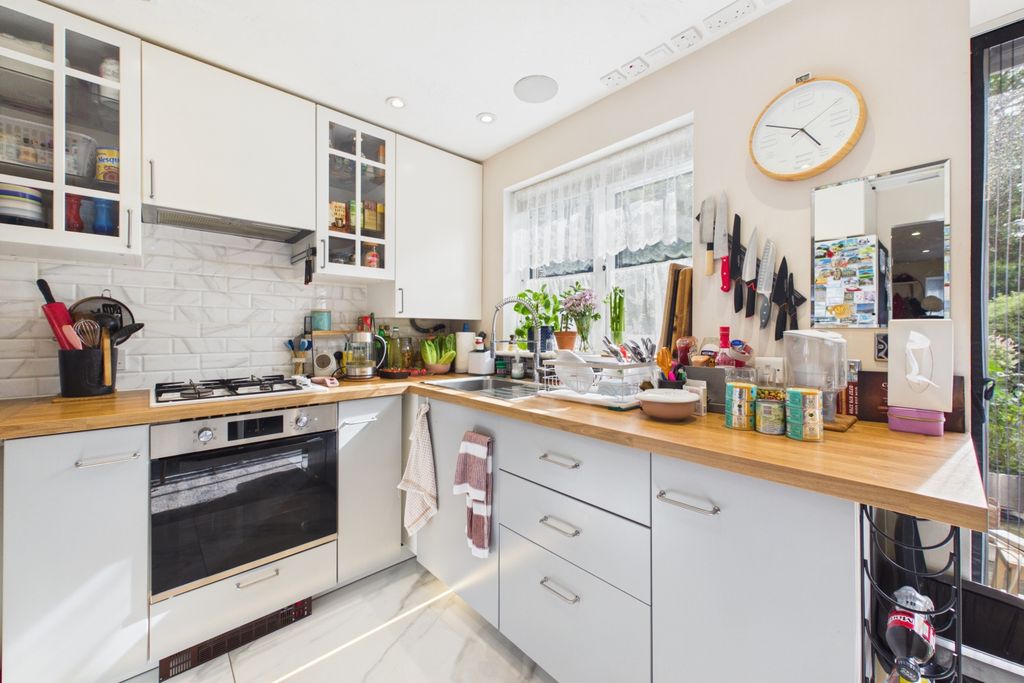 Property photo 2 of 19 Kitchen