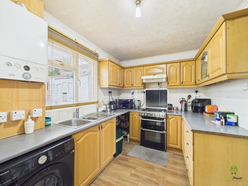 Property photo 2 of 11 Kitchen Presented By James Hillier Of Ewemove Bexl