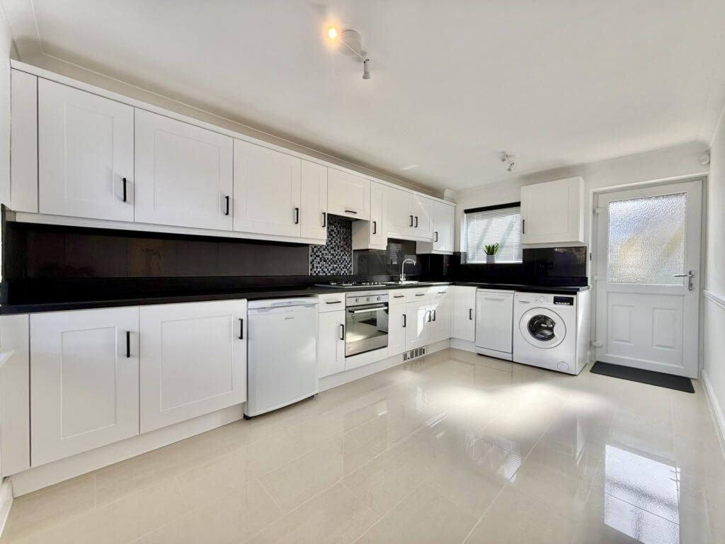 Property photo 3 of 11 Kitchen.Jpeg