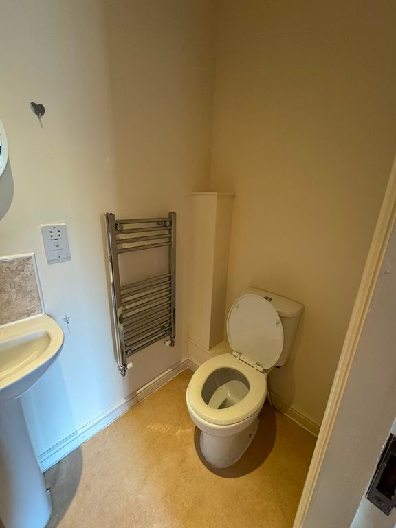 Property photo 3 of 14 Cloakroom