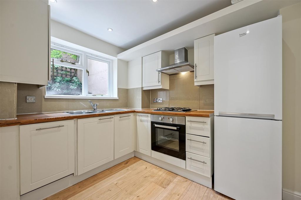 Property photo 3 of 9 Overstone Road