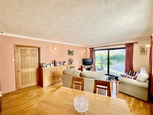 Property photo 3 of 19 Lounge