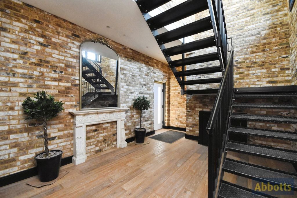 Property photo 3 of 21 Pbox-Img.Jpg
