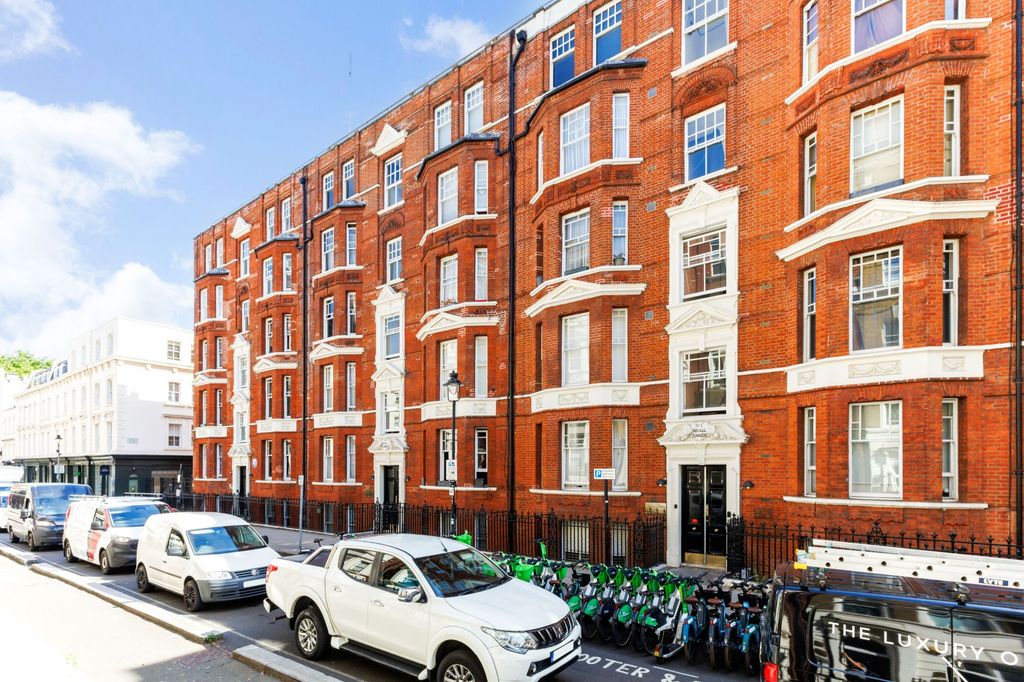 Property photo 1 of 11 Flat 23 Russell Chambers, Bury Place, Bloomsbury, London WC1A 2Ju