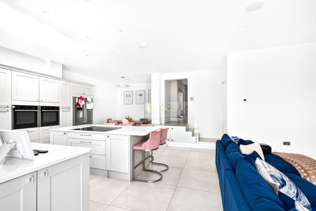 Property photo 2 of 19 Kitchen