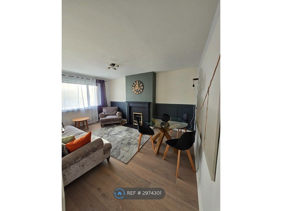 Property photo 1 of 14 Living Room