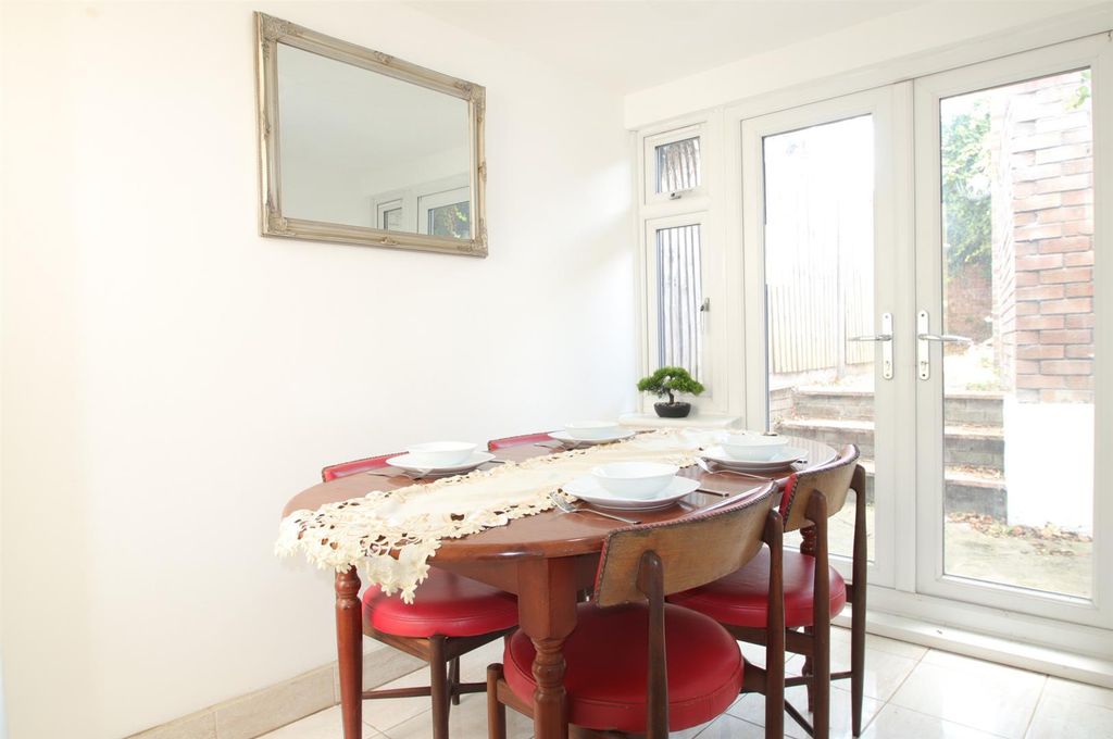 Property photo 2 of 10 Din.Jpg