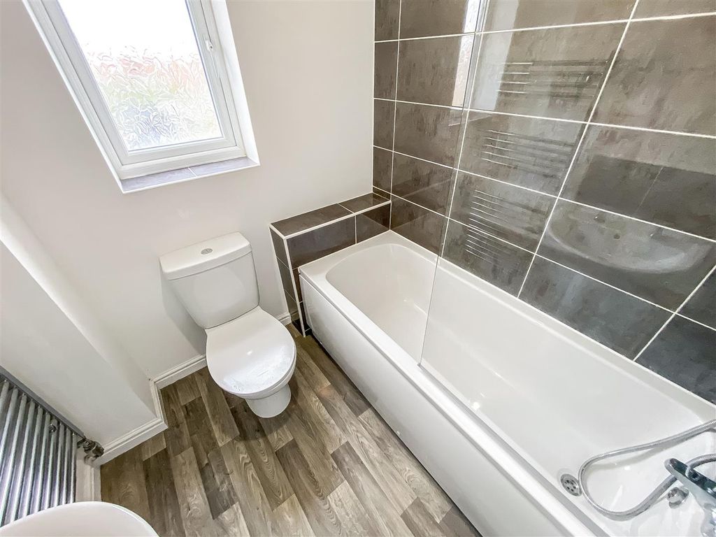 Property photo 3 of 9 Bathroom.Jpg