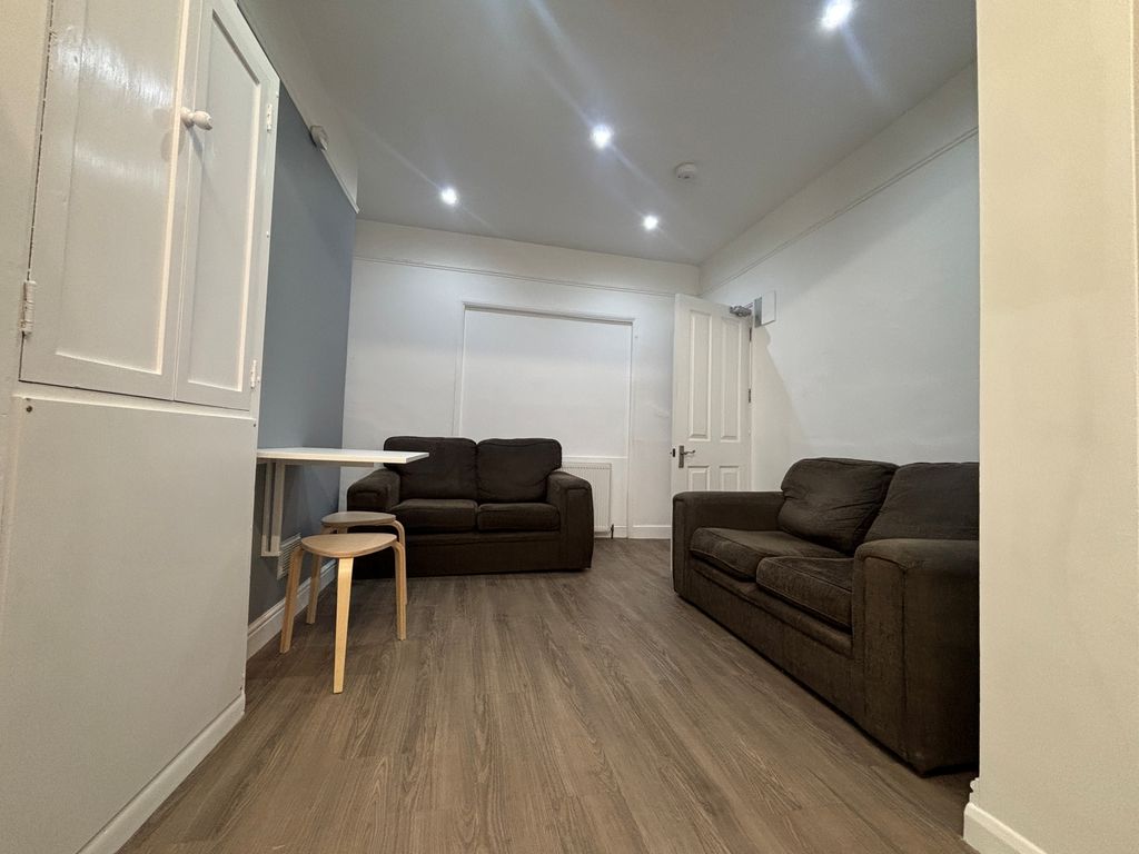 Property photo 2 of 10 Lounge