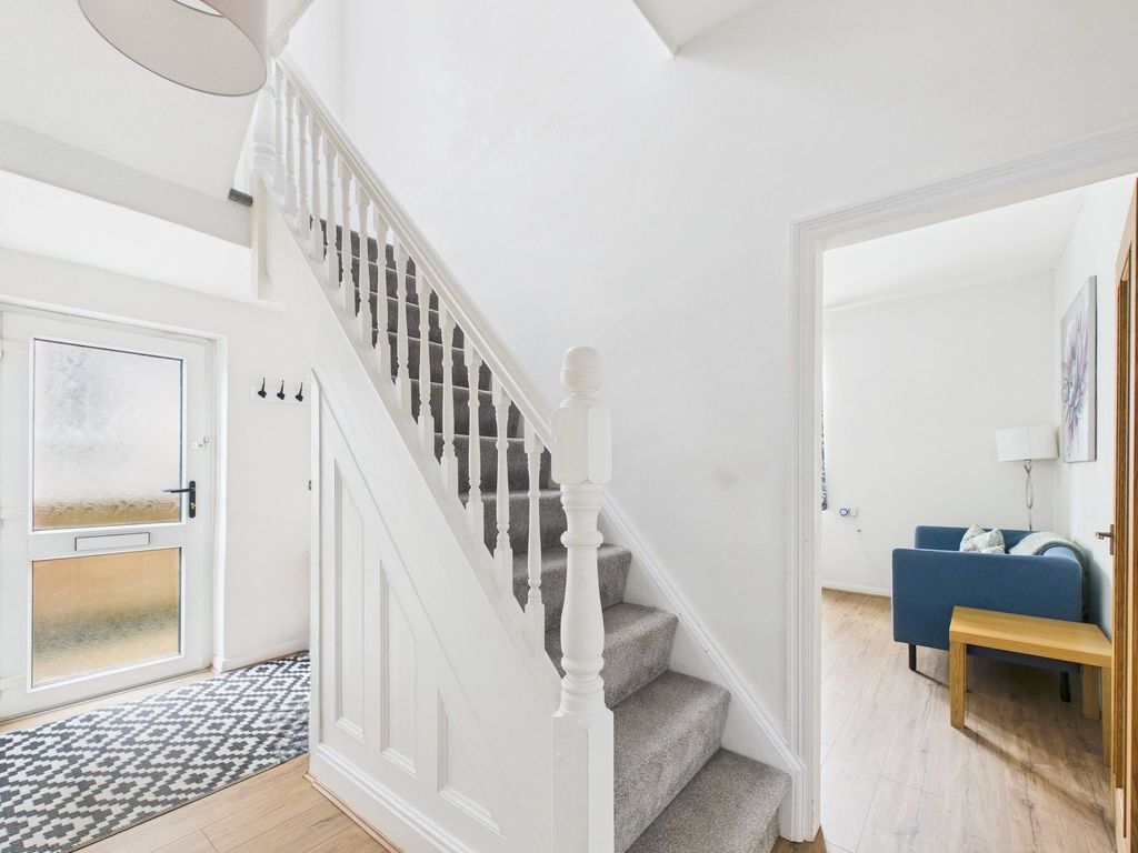 Property photo 3 of 18 Entrance Hall