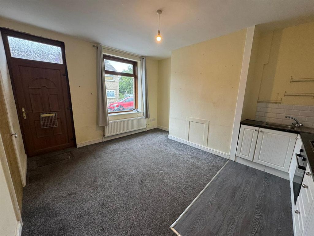 Property photo 3 of 10 Living Space