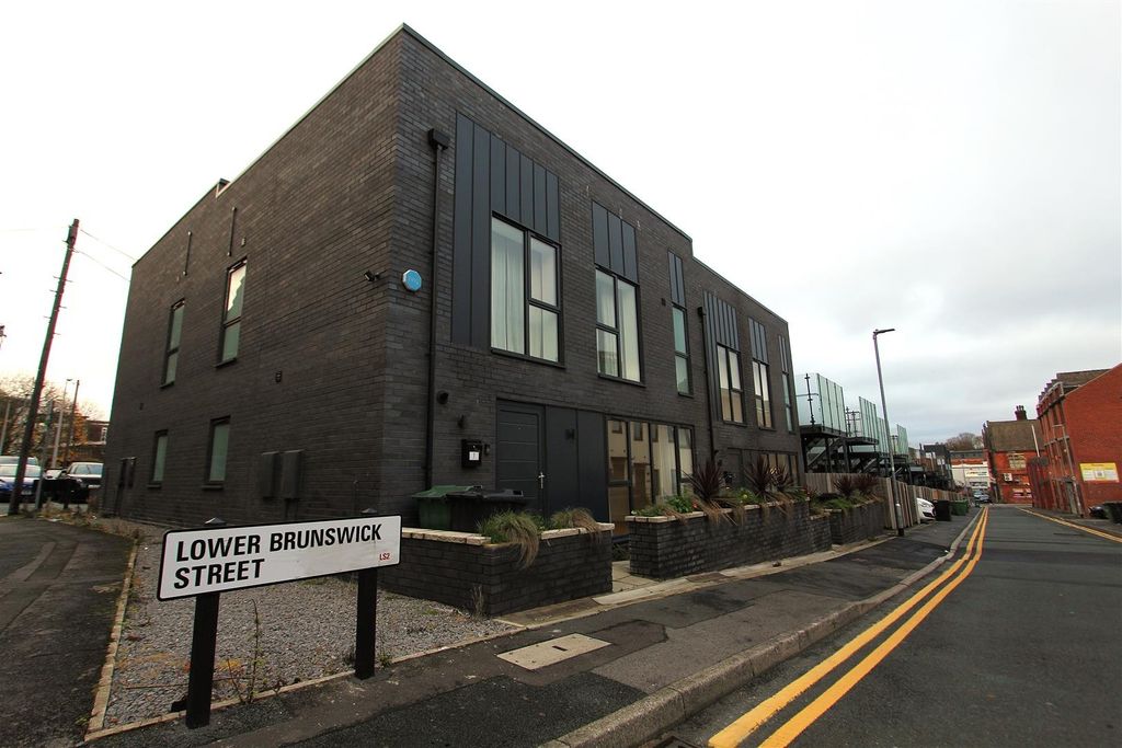Property photo 1 of 15 Striking Modern Architecture On A Quiet Street....