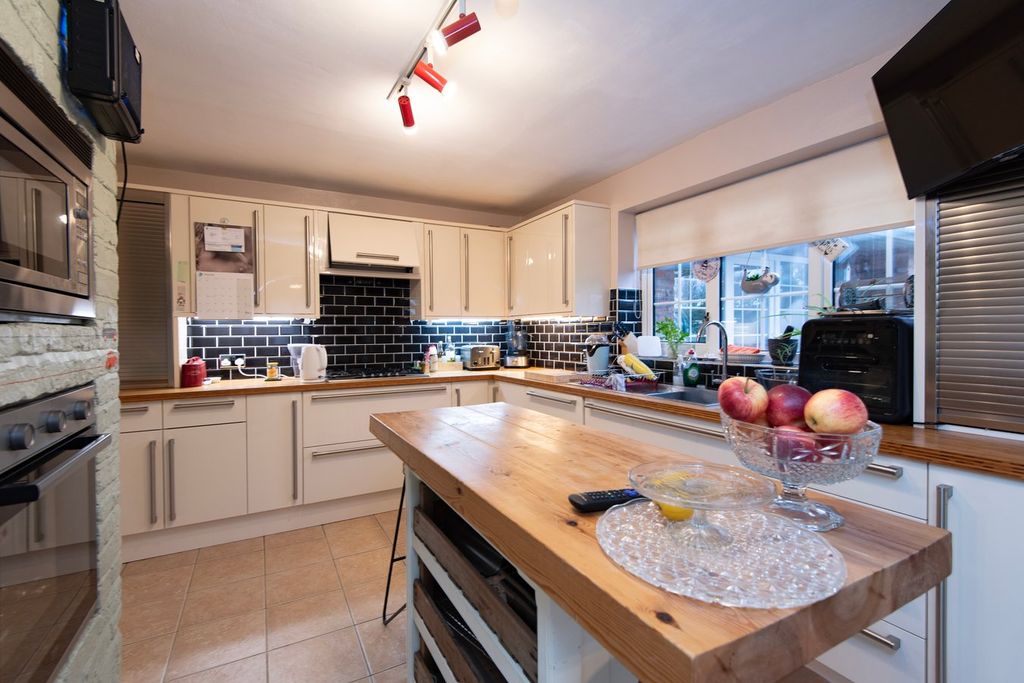 Property photo 3 of 21