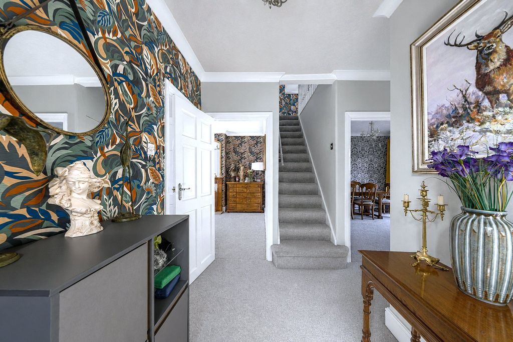 Property photo 1 of 19 Entrance Hall