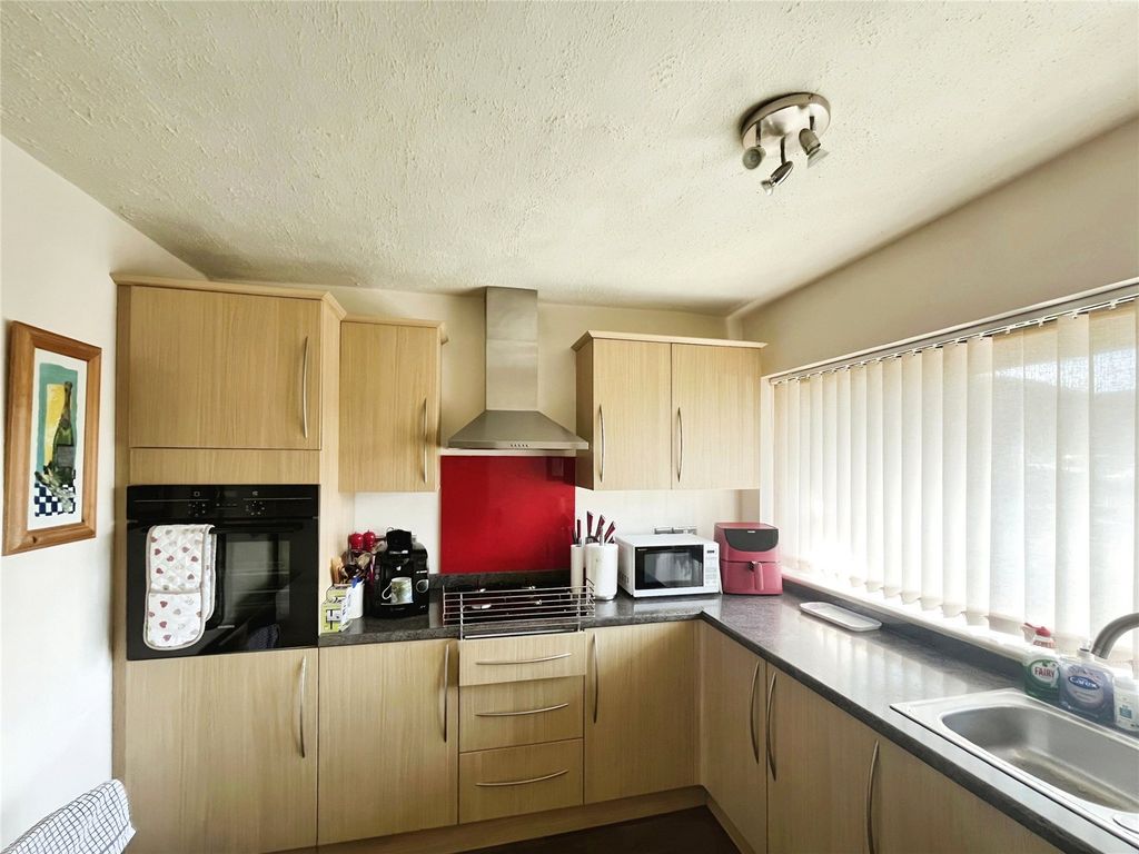 Property photo 2 of 14 Kitchen No. 02