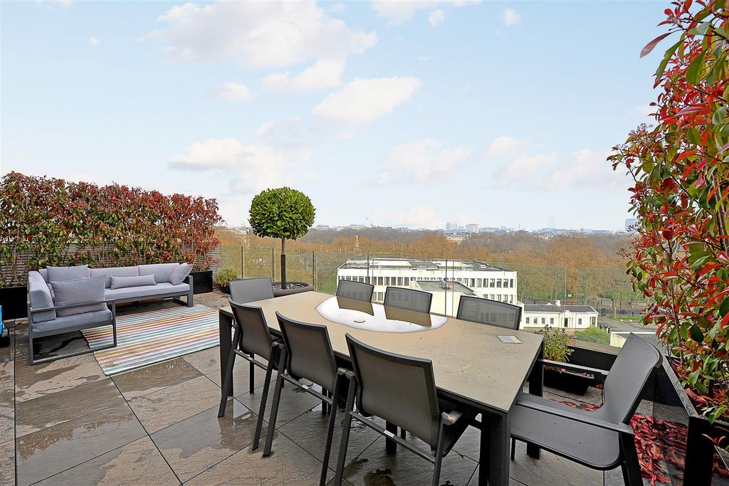 Property photo 1 of 23 Flat-9-24-Buckingham-Gate_23.Jpg