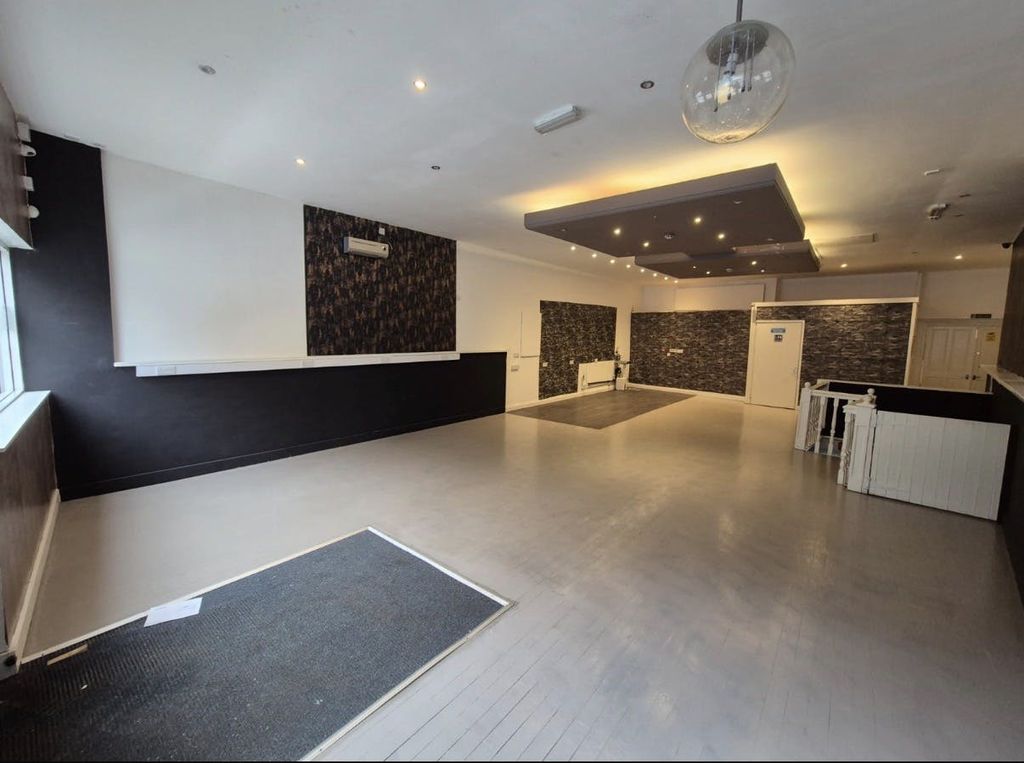 Property photo 3 of 11 Restaurant / Shop Floor