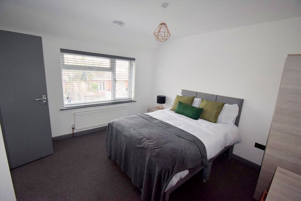 Property photo 1 of 4 Room To Rent Byron Avenue, Cranford Tw46Lu