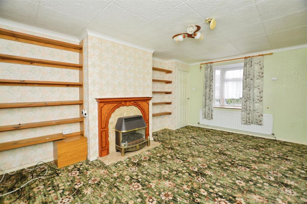 Property photo 3 of 17 Living Room