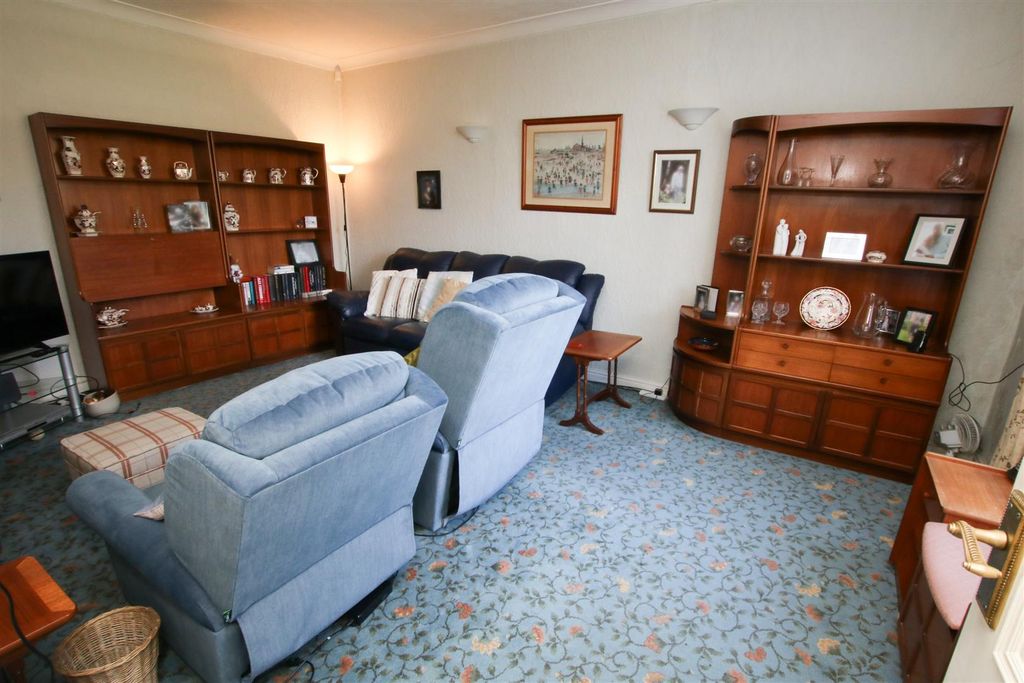 Property photo 3 of 19 Lounge