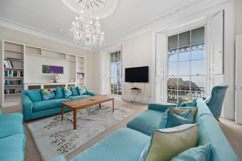 Property photo 2 of 39 St Catherines House Tenby -14.Jpg