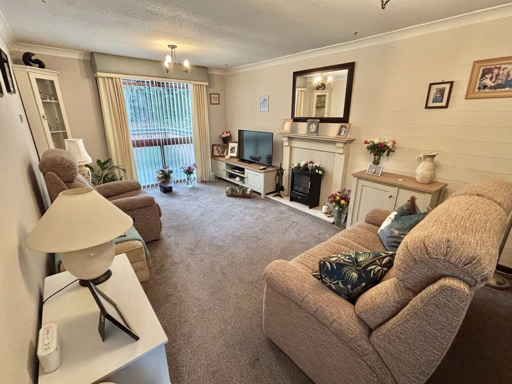 Property photo 3 of 11 Lounge